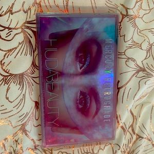 Huda Beauty eyeshadow palette